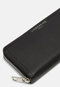 Portefeuille en cuir noir, surface texturée, fermeture zippée avec quincaillerie en argent, logo embossé "LIEBESKIND BERLIN" à l'avant.
