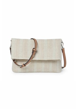 Sac bandoulière rectangulaire beige tissé avec fermeture à rabat et bandoulière réglable en cuir fauve avec boucle et clous argentés.