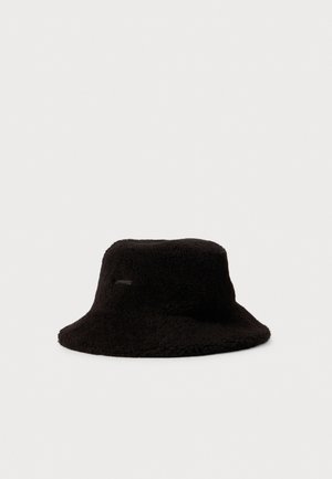 Must musta bucket hat laia äärega, tasase krooniga ja pehme tekstuuri kangaga, esitatud lihtsa valge tausta ees.