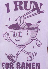 Κινούμενο μπολ ράμεν με χέρια, πόδια και αθλητικά παπούτσια που τρέχει ενώ κρατάει νουντλς με ξυλάκια, συνοδευόμενο από το κείμενο "ΤΡΕΧΩ ΓΙΑ ΡΑΜΕΝ."