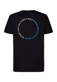 Musta puuvillapaita, jonka selässä on pyöreä grafiikka valkoisella ja sinisellä tekstillä, jossa korostuu "Chicago Street Race" ja "Denim Driven Wear."
