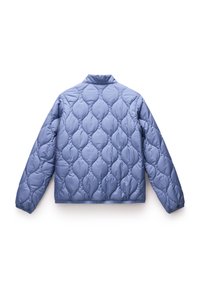 Gevoerde jas in lichtblauw met een gequilt ontwerp, voorzien van een staande kraag en elastische manchetten, met een opvallende, glanzende afwerking.