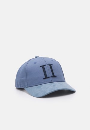 Casquette de baseball bleue avec une visière en daim et le chiffre romain II noir brodé sur le panneau avant.