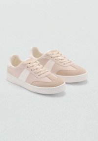 Vaaleanpunaiset tennarit valkoisilla yksityiskohdilla, joissa on teksturoitu nahkalaatu, sileä kärki ja perinteinen nauhakiinnitys.