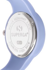 Apvalus laikrodis su levandų spalvos silikono dirželiu, nerūdijančio plieno nugarėlė ir išgraviruoti duomenys, įskaitant „ATSPARUS VANDENIUI 3 ATM“ ir „SUPERGA“.
