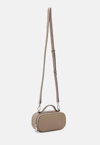 Beige crossbody taška s obdélníkovým tvarem, texturovaným povrchem, nastavitelného popruhem a dvojitým zipem. Obsahuje horní rukojeť a stříbrné kování.