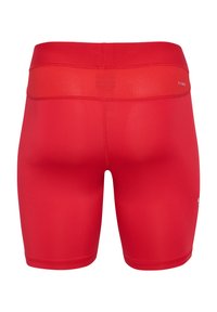 Røde atletiske shorts med en tætsiddende design, lavet af glat stof. Har en tekstureret talje med perforeringer og logo-detalje.