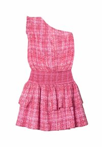 Robe rose à une épaule avec un tissu texturé, dotée d'une taille smockée et de volants en tiers sur la jupe. Motif à travers tout.