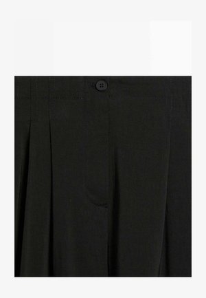 Czarna plisowana spódnica z pasem, zapinana na guzik, z ukrytym przednim zamkiem błyskawicznym.