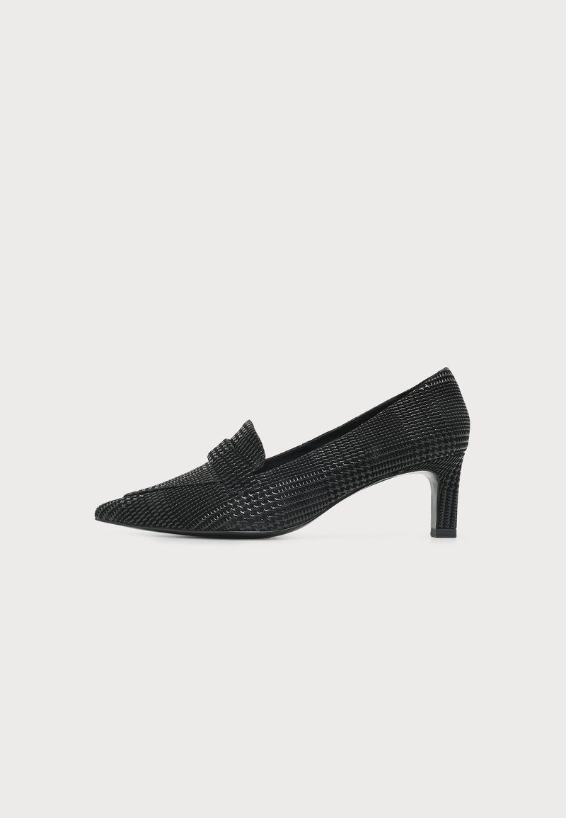 Mocassin noir texturé pour femme avec un bout pointu et un talon kitten de hauteur moyenne sur fond blanc uni.