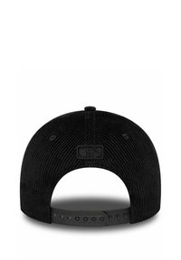 Schwarze Cordhut mit flachem Schild und verstellbarem Snapback-Verschluss. Verfügt über eine strukturierte Oberfläche und ein kleines Logo-Patch auf der Rückseite.