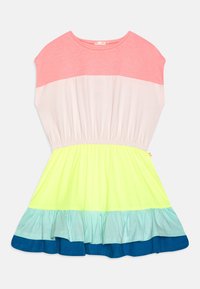 Kolorowa sukienka z miękkiej tkaniny; posiada różową górę, białą część środkową, neonowożółte ciało oraz warstwowe falbany w kolorach niebieskim i turkusowym.