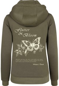 Olijfgroene hoodie met een witte vlinder en bloemontwerp op de achterkant, voorzien van decoratieve tekst en ribgebreide manchetten.