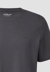Szary bawełniany T-shirt z okrągłym dekoltem. Na lewej stronie klatki piersiowej subtelne logo s.Oliver wyszyte nicią w tym samym kolorze. Gładka faktura.