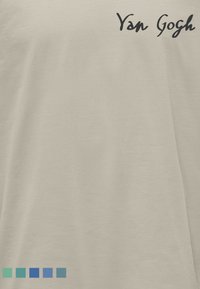 T-shirt in cotone beige con un design testuale nero "Van Gogh". Colori mostrati in un gradiente blu e verde. Tessuto morbido.