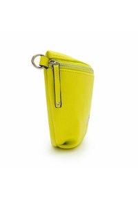Funda de cuero texturizado amarillo con cierre de cremallera y un lazo lateral. Cuenta con una cremallera suave y una base redondeada para una estabilidad estructurada.