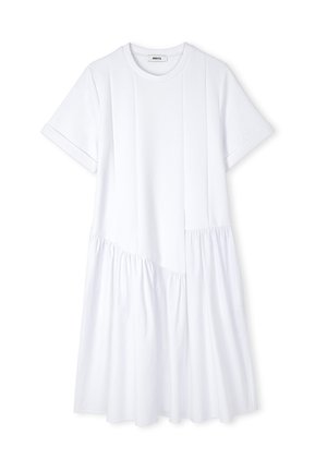 Robe blanche en coton doux avec des manches courtes, une coupe décontractée et un bas froncé pour plus de volume et de texture.