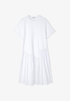 Bílé šaty z měkké bavlny s krátkými rukávy, uvolněným střihem a nařaseným dolním panelem pro větší objem a texturu.