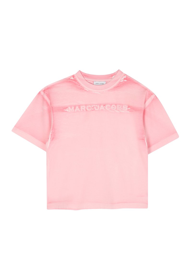 Roze cropped t-shirt van zacht materiaal met een ronde halslijn. Bevat de merknaam "MARCJACOBS" in reliëf op de voorkant. Korte mouwen.