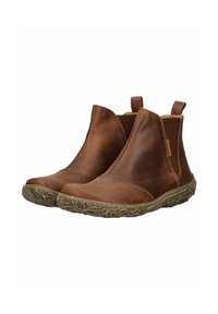 Botas de tobillo de cuero marrón con paneles laterales elásticos, punta redonda y suela de goma texturizada con un patrón natural.