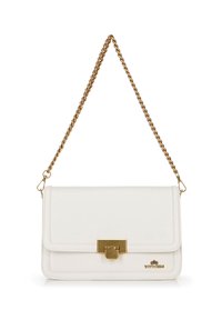 Sac à main en cuir blanc avec une bandoulière en chaîne dorée, de forme rectangulaire, fermeture à rabat et accents en métal doré. Logo imprimé à l'avant.