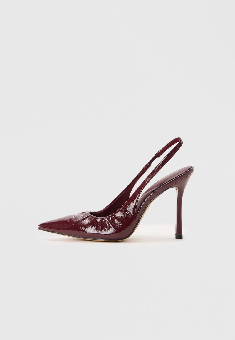 Burgundi lakkbőr slingback magassarkú cipő hegyes orral, az elején gyűrt textúrával és vékony tűs sarokkal.