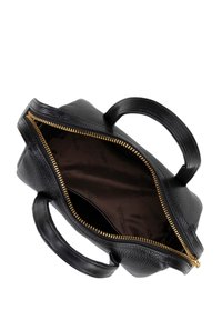 Sac à main en cuir noir avec une surface texturée, fermeture éclair dorée et deux poignées ; l'intérieur présente une doublure brune avec un motif logo répété.