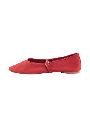 Mocasines de ballet de ante rojo con punta afilada, suela plana y una pequeña correa ajustable en el empeine para un ajuste seguro.
