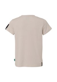 Lys beige kortærmet t-shirt med rund udskæring, sort detalje på ærmet og et lille grønt mærke i kanten.