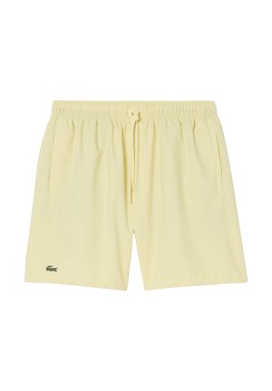 Shorts de bain jaune clair avec taille élastique, cordon de serrage, poches latérales et petit logo crocodile vert sur la jambe gauche.