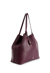 Bolso de cuero burdeos oscuro con una superficie texturizada, diseño relajado, asas dobles y detalles en hardware dorado.