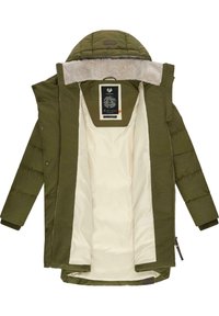 Olive zaļa pūkaina jakas ar noņemamu kapuci, rāvējslēdzēja priekšpuse un krēmkrāsas oderējums. Mīksta apkakle ar smalku tekstūras detaļu.