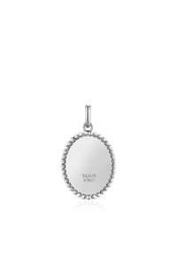 Colgante ovalado de plata con borde de cuentas, grabado con "TOUS S 925" en la parte frontal. Superficie lisa y pulida con un lazo para su sujeción.