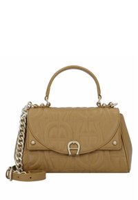 Borsa in pelle color cuoio con motivo quilted, manico arrotondato e tracolla in catena color argento. Presenta un dettaglio decorativo della chiusura.
