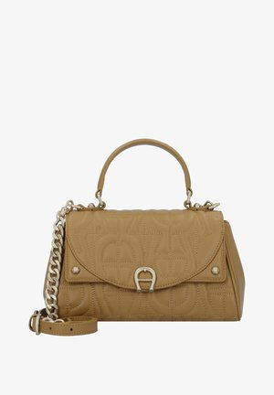 Sac à main en cuir tan avec un motif matelassé, anse arrondie et chaîne en métal argenté pour l'épaule. Présente un détail de fermoir décoratif.