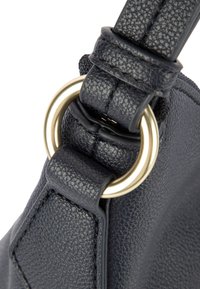 Donkerblauwe gestructureerde leren tasriem met een gouden metalen ring en stikseldetails langs de randen van de riem.