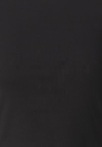 Schwarzes geripptes Tanktop mit glatter Textur und figurbetonter Form. Der Stoff weist feine vertikale Linien auf, die dem Design Tiefe verleihen.