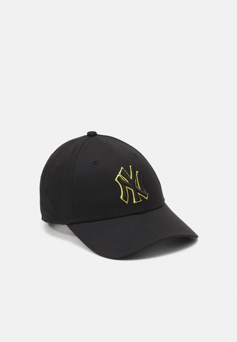Schwarze Baseballkappe mit gewölbtem Schirm, mit gelb gesticktem "NY"-Logo auf der Vorderseite und einer strukturierten Stoffoberfläche.