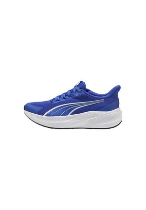 Baskets de sport bleues avec logo Puma blanc et semelle épaisse blanche rembourrée, vues de côté sur fond blanc.