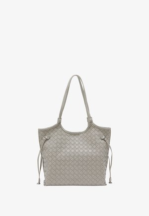 Vaaleanharmaa kudottu nahkakassi, jossa on kapeat kahvat, leveä avaus, narukoristeet ja teksturoitu pinta.