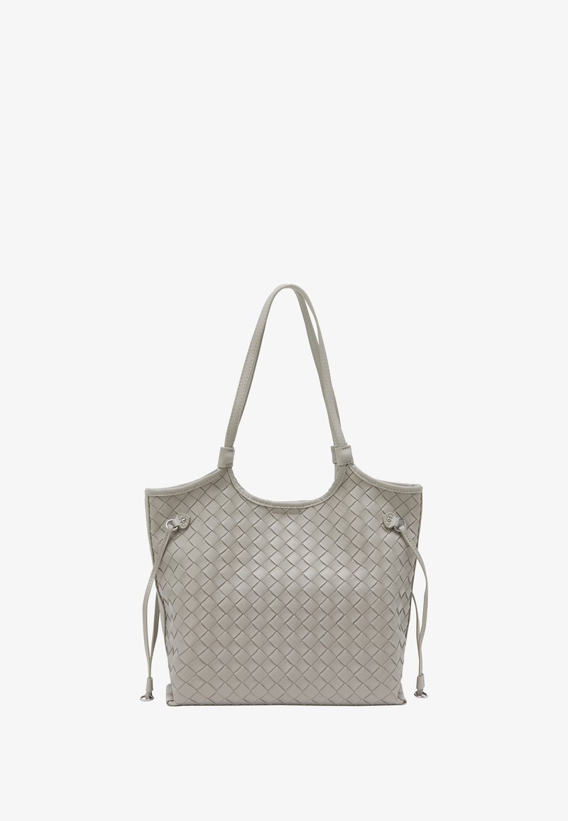 Světle šedá tkaná kožená taška přes rameno s úzkými uchy, širokým otvorem, akcenty na šňůrku a texturovaným povrchem.