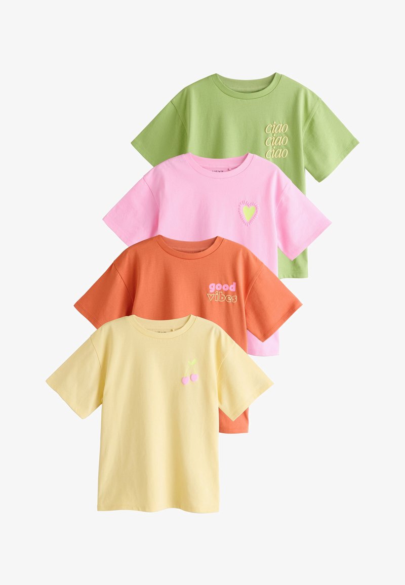 Quatre t-shirts colorés à manches courtes empilés verticalement : vert avec le texte « ciao », rose avec un motif cœur, orange avec le texte « good vibes », et jaune avec un motif cerise.