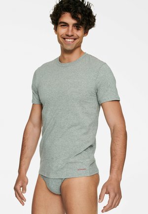 Szary bawełnowy t-shirt z krótkimi rękawami i okrągłym dekoltem, zestawiony z pasującymi szarymi majtkami. Na koszulce znajduje się czerwone logo marki.