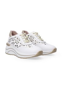 Weiße Sportschuhe mit durchbrochenen Blumendesigns, beige Akzenten, strukturiertem Sohlen und hellen Schnürsenkeln. Abgerundete Zehenpartie und gepolsterte Ferse.