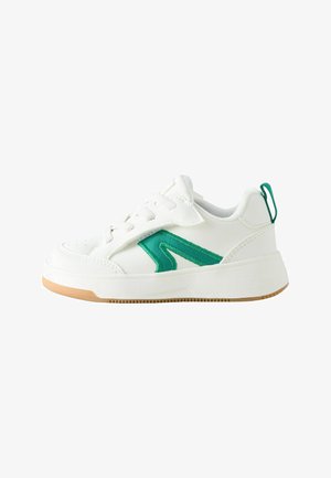 Pantof sport alb cu detaliu de țesătură verde, șireturi albe, guler căptușit și talpă de cauciuc de culoare gumă, văzut din partea exterioară.