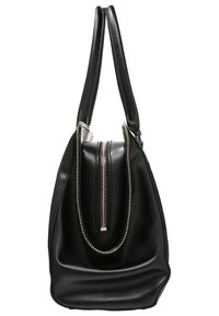 Sac à main en cuir noir avec une base arrondie, deux anses longues et une poche zippée à l'avant ornée de clous métalliques. Texture lisse.