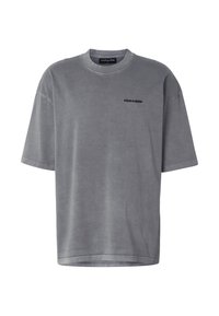 Harmaa ylipitkä t-paita, jossa on pyöreä kaulus ja pieni musta "PEGADOR"-logo vasemmassa rinnassa.