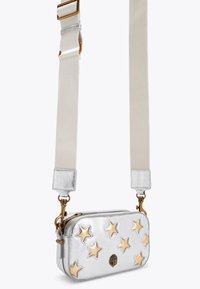 Zilveren metallic crossbody tas met beige steraccenten, rechthoekige vorm, gestructureerd oppervlak en verstelbare canvas schouderband. Gouden hardwaredetails.