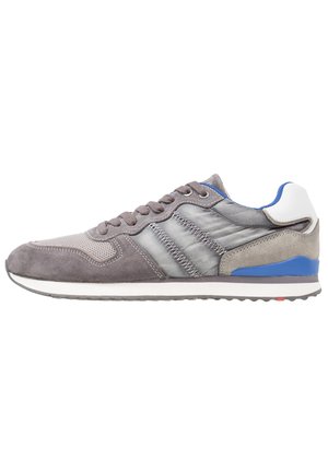 Szare i niebieskie męskie sneakersy z panelami z zamszu i siateczki, przeszyciami na boki w zygzak, białą podeszwą i niebieskim akcentem na pięcie.