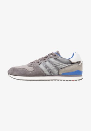 Szare i niebieskie męskie sneakersy z panelami z zamszu i siateczki, przeszyciami na boki w zygzak, białą podeszwą i niebieskim akcentem na pięcie.